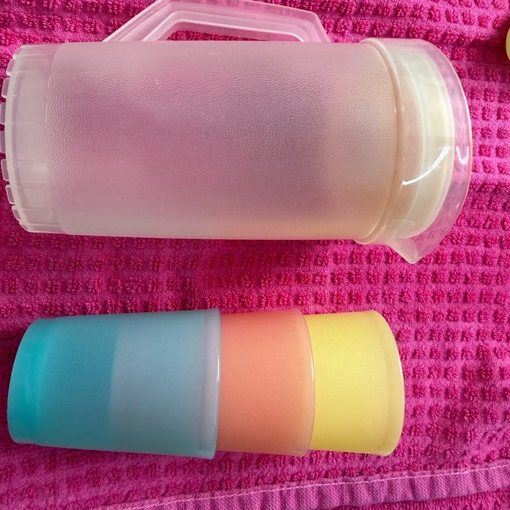 Tupperware mini kids play Frosted Pitcher with Yellow Lid and 3 Stacked Tumblers